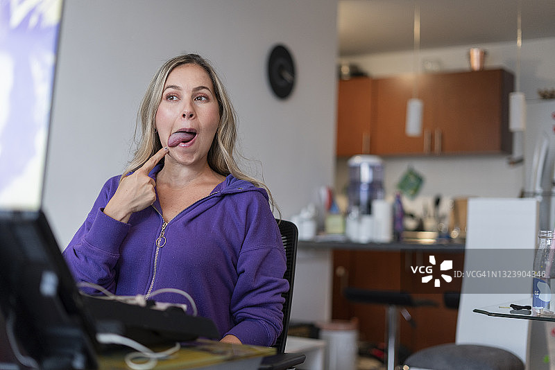 居家线上声乐课：歌唱老师示范口舌练习图片素材