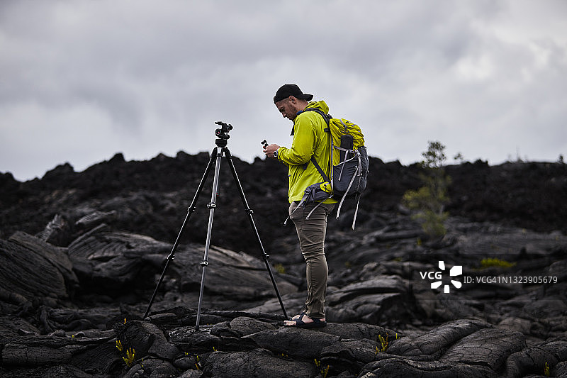 徒步者取出相机和三脚架拍摄延时图片素材