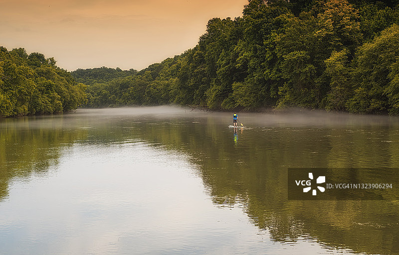 夏日傍晚的查塔胡奇河图片素材