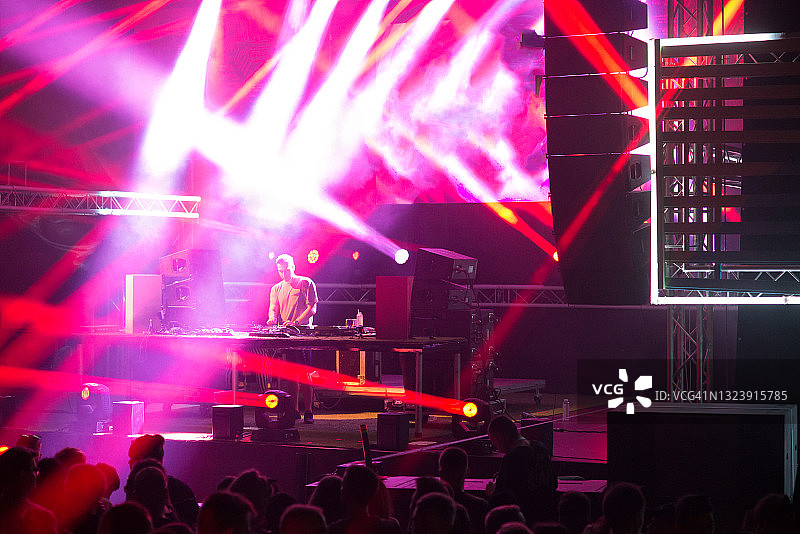 DJ在夏季舞台上表演图片素材