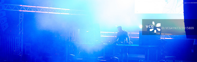 DJ在夏季舞台上表演图片素材