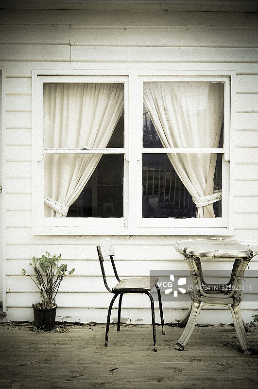 带窗户、椅子和桌子的白色木板背景图片素材