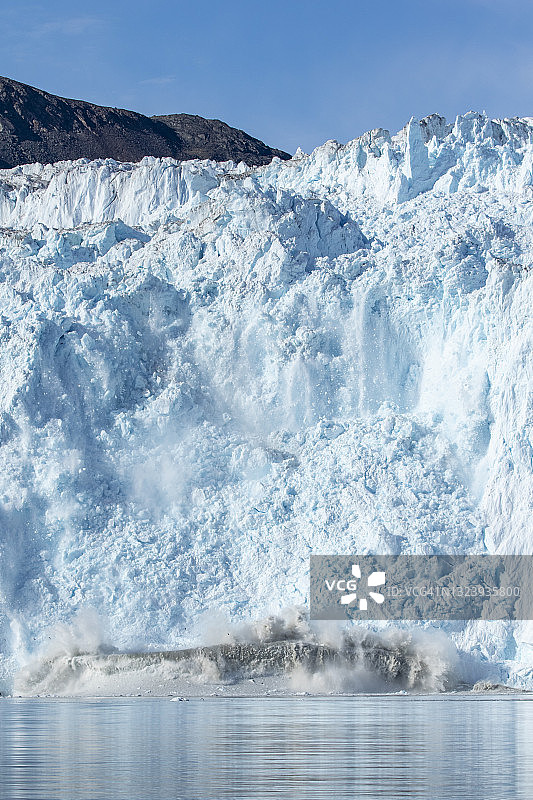 格陵兰岛迪斯科湾的冰川崩解图片素材