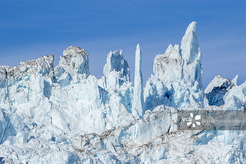 格陵兰伊卢利萨特埃其冰川顶部的冰峰图片素材