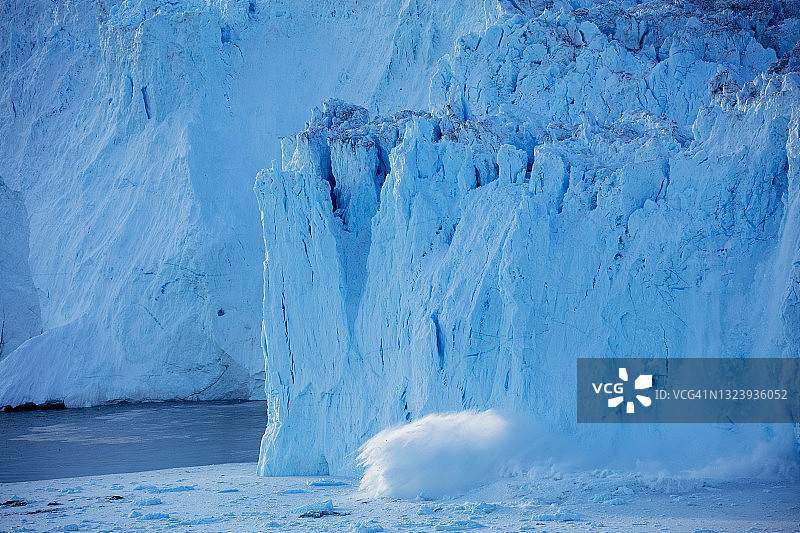 来自格陵兰伊卢利萨特Eqi冰川的冰块图片素材