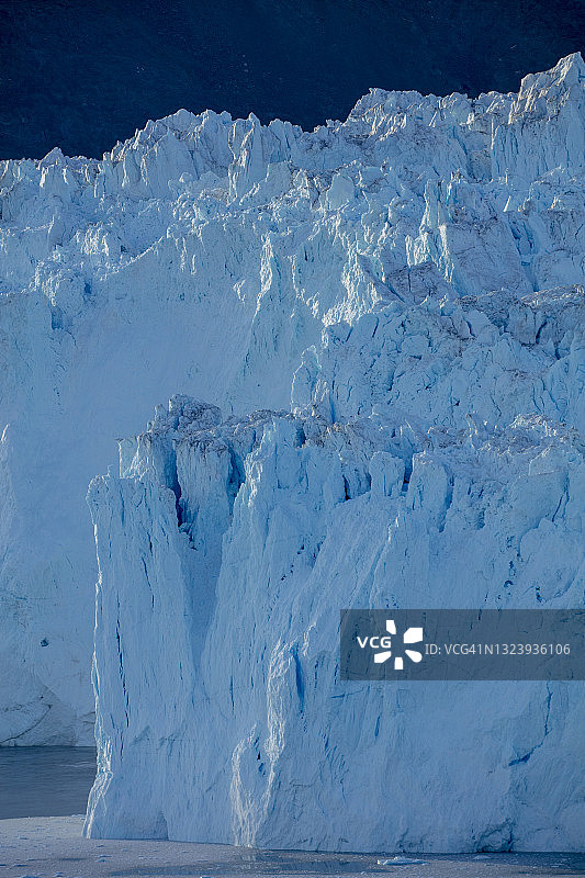 格陵兰伊卢利萨特冰川破碎的冰面图片素材