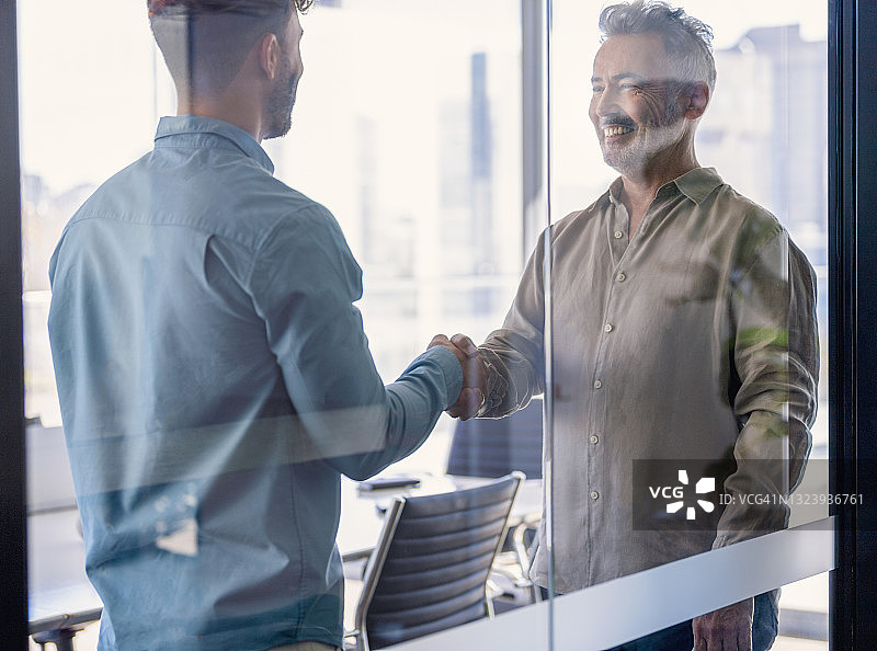 两名商人握手图片素材
