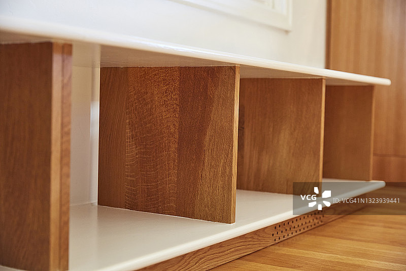 餐厅内的内置储物长凳特写图片素材