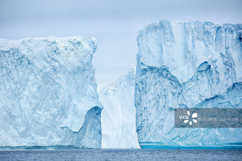 格陵兰岛伊卢利萨特雅各布港冰峡湾的巨大冰山图片素材