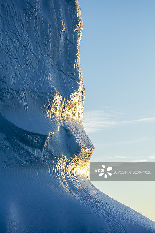 漂浮在雅各布斯冰川冰峡湾的冰山，格陵兰岛伊卢利萨特图片素材