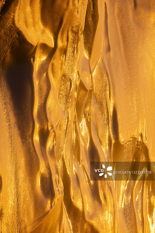 格陵兰岛迪斯科湾午夜阳光融化冰山图片素材