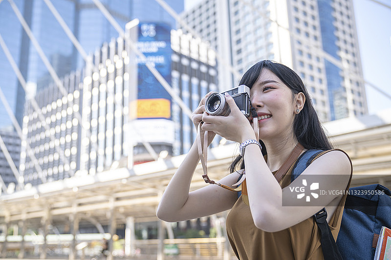 快乐亚洲年轻女人曼谷旅行图片素材