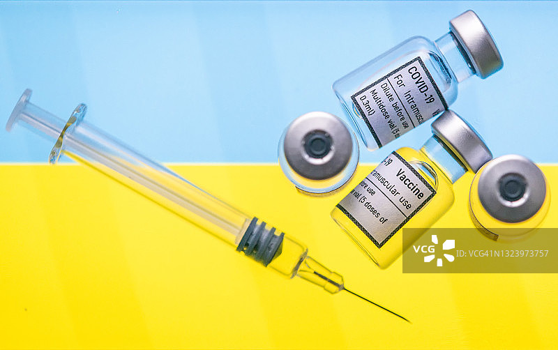 背景中的乌克兰国旗和新冠疫苗图片素材