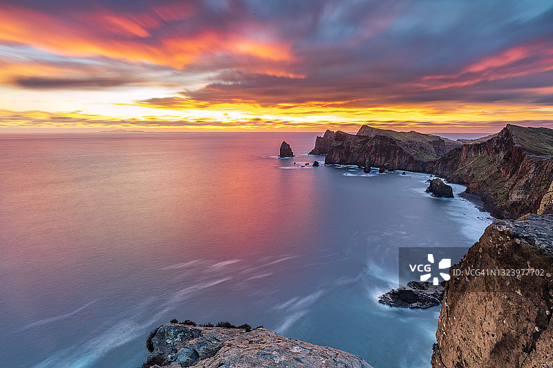 马德拉岛悬崖上黎明时分的壮观天空图片素材