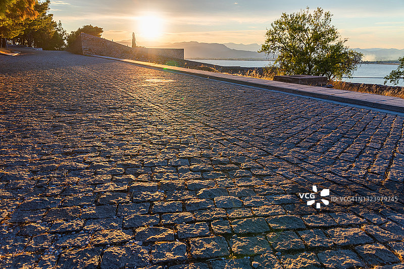 低角度拍摄：阳光洒在鹅卵石路上图片素材