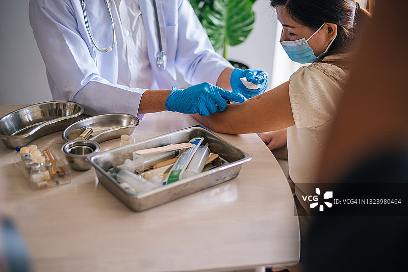 医生准备疫苗注射器图片素材