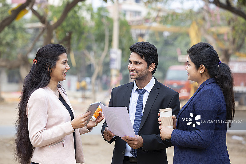 三位分享商业信息的印度商人图片素材