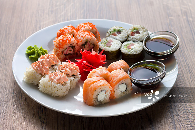 盘子里的寿司拼盘、酱油和姜图片素材