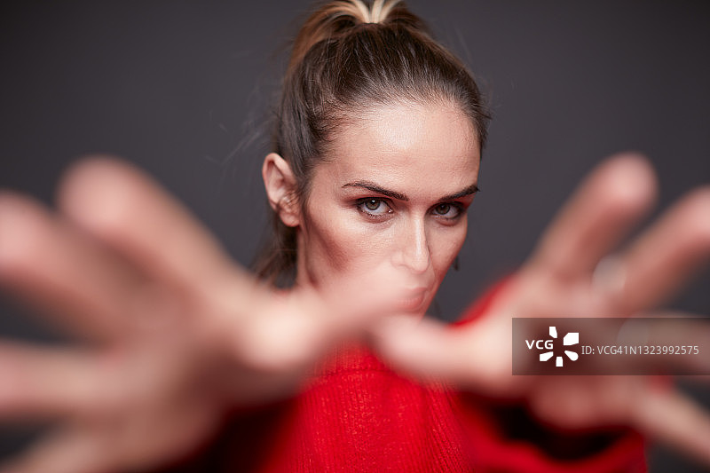 催眠观众的魔术师图片素材