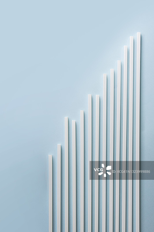 蓝色背景上的一排白色上升线条图片素材