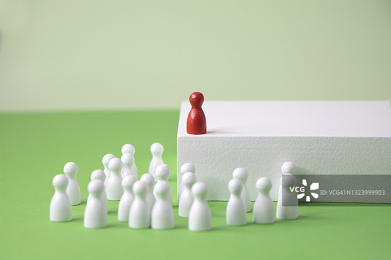 绿色背景上的领导力概念木制人像静物图片素材