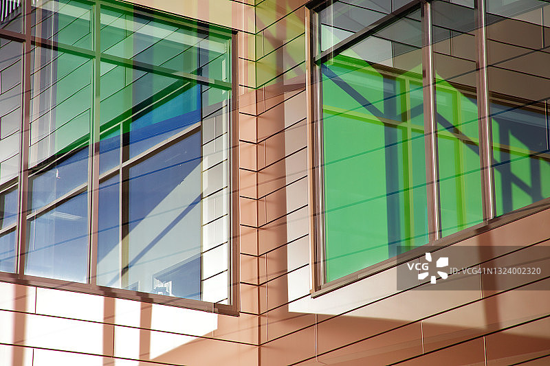 金属建筑外立面，光影反射图片素材