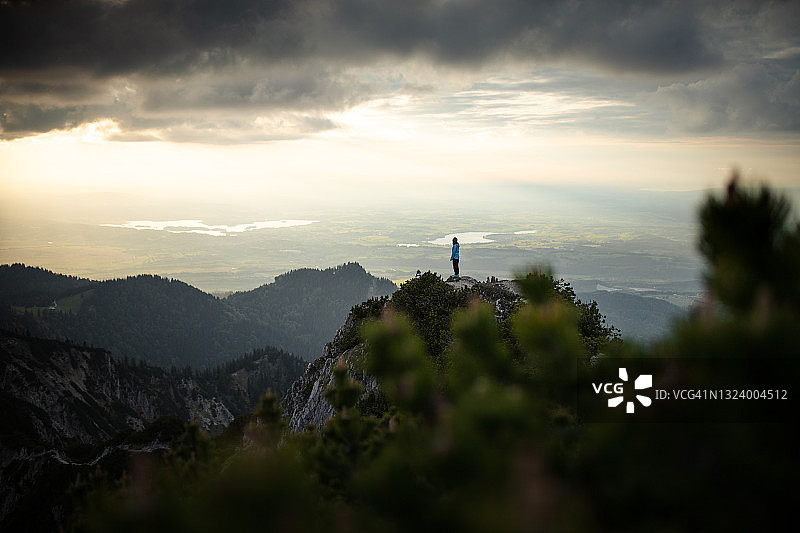 在阿尔卑斯山徒步旅行的女人图片素材