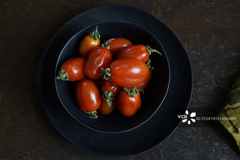 来自意大利坎帕尼亚的有机迷你佩里尼番茄（生锈金属背景）图片素材