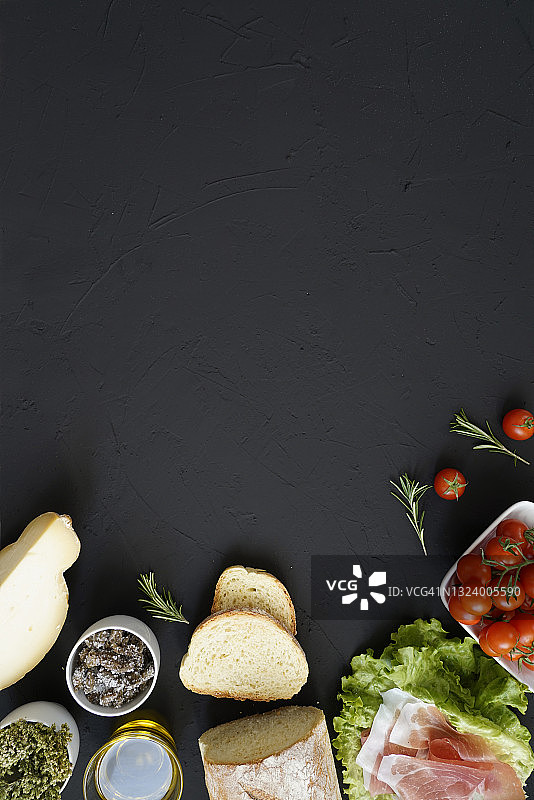 地中海饮食元素深色背景俯视图图片素材