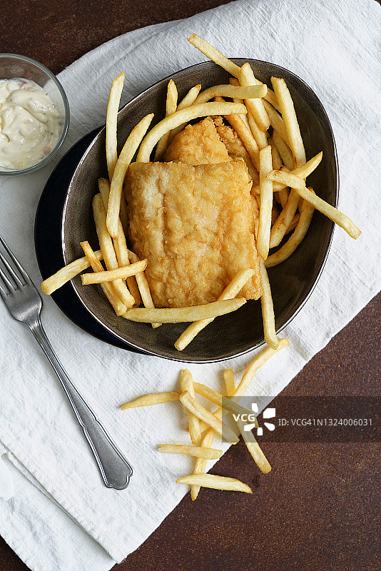 美味炸鱼薯条与酱料平铺图片素材