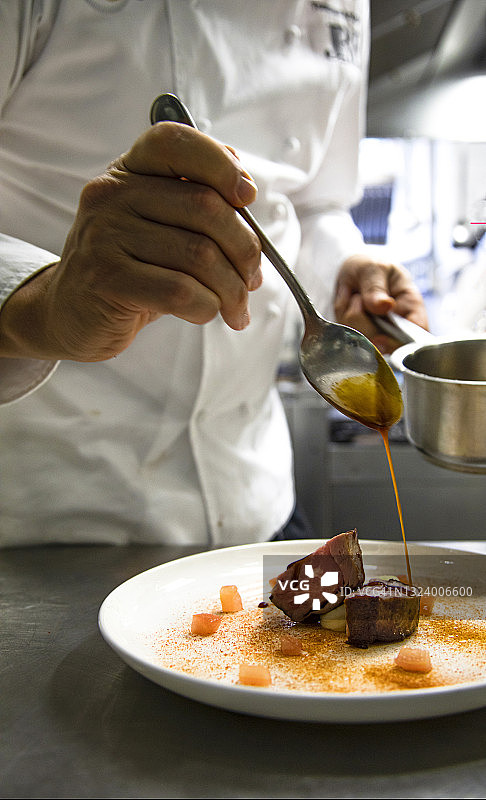 羊里脊配黑樱桃、白菜泥和樱桃番茄图片素材