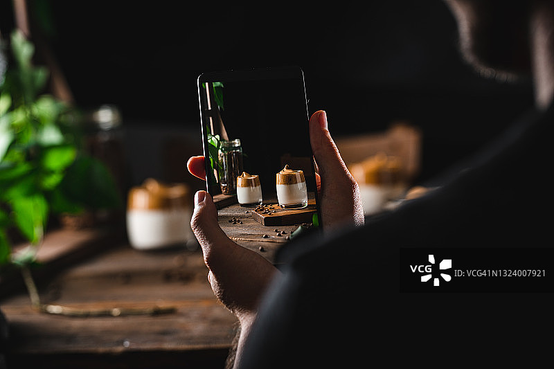 男人拍摄自制焦糖咖啡图片素材