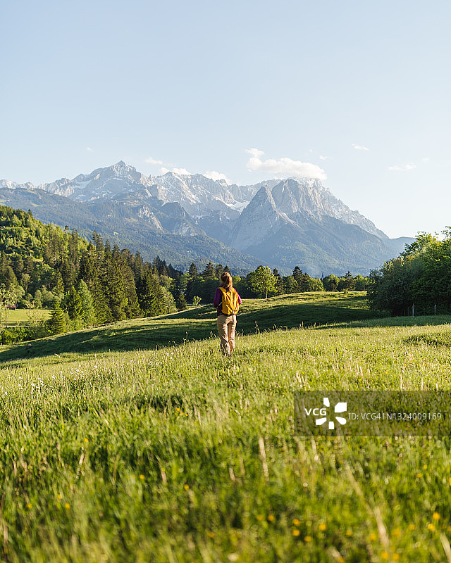 在阿尔卑斯山徒步旅行的女人图片素材