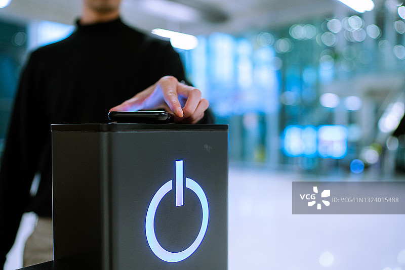 使用无线智能手机充电器图片素材