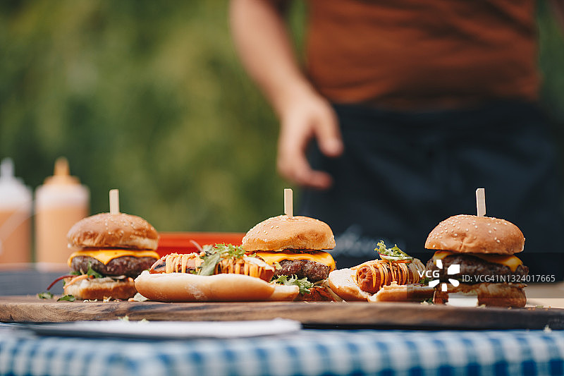 放在砧板上的热狗和汉堡包图片素材