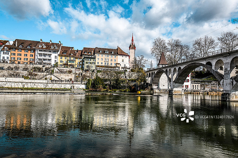 瑞士布雷姆加滕中世纪小镇罗伊斯河上的桥图片素材