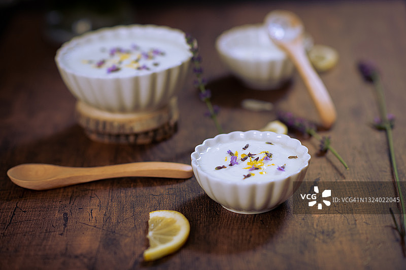 薰衣草和柠檬甜点图片素材
