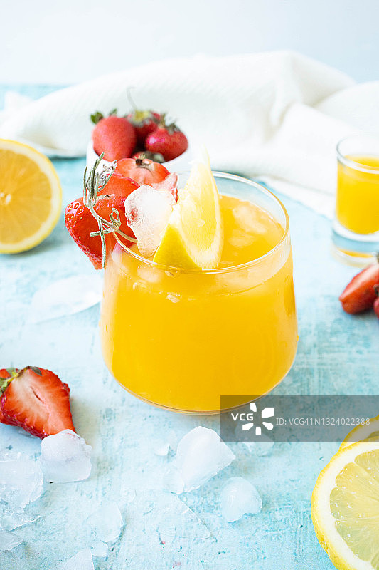 蓝色背景上的新鲜橙汁图片素材