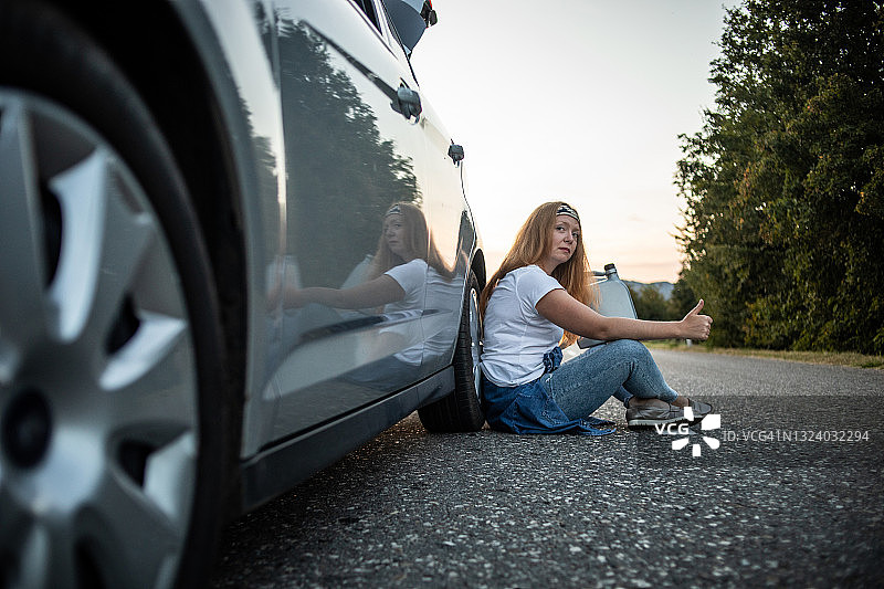 女孩遇到汽车故障图片素材