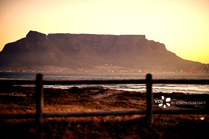 日落时分的开普敦和桌山美景图片素材