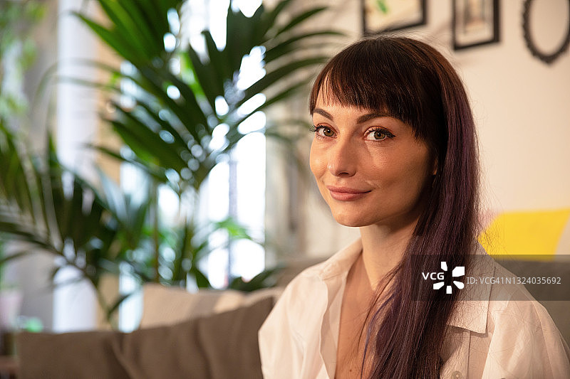 年轻女子无忧无虑的微笑 портрет图片素材