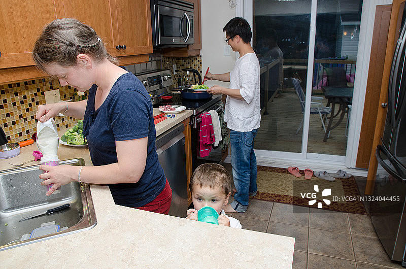 母亲为她的男婴倒牛奶图片素材
