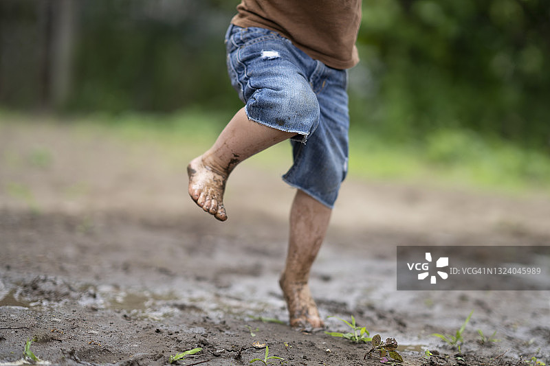 泥地里的乐趣图片素材