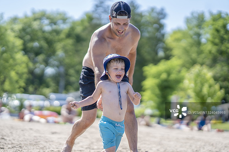 阳光下的优质家庭时光图片素材