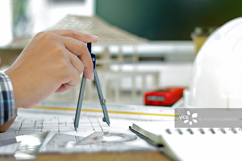 建筑师在办公室查看蓝图图片素材