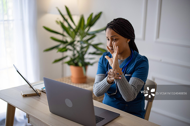 医生与患者进行视频通话图片素材