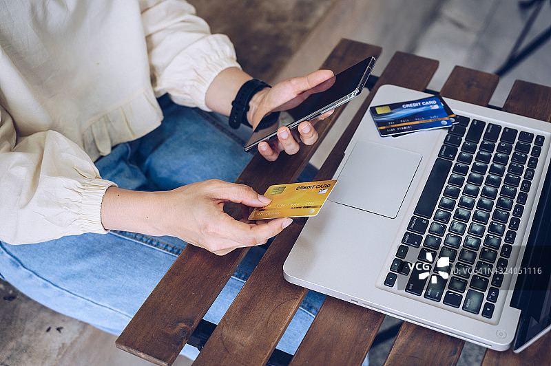 笔记本电脑上用信用卡网上支付图片素材