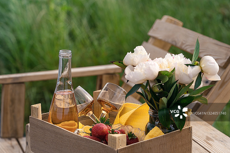 浪漫夏日双人野餐桌，爱与相伴图片素材