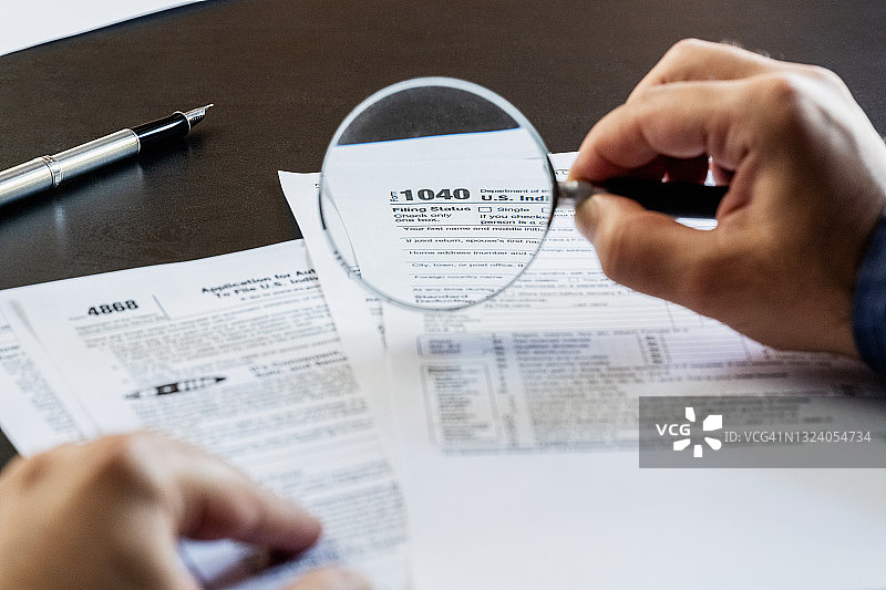 男人填写税务表格图片素材