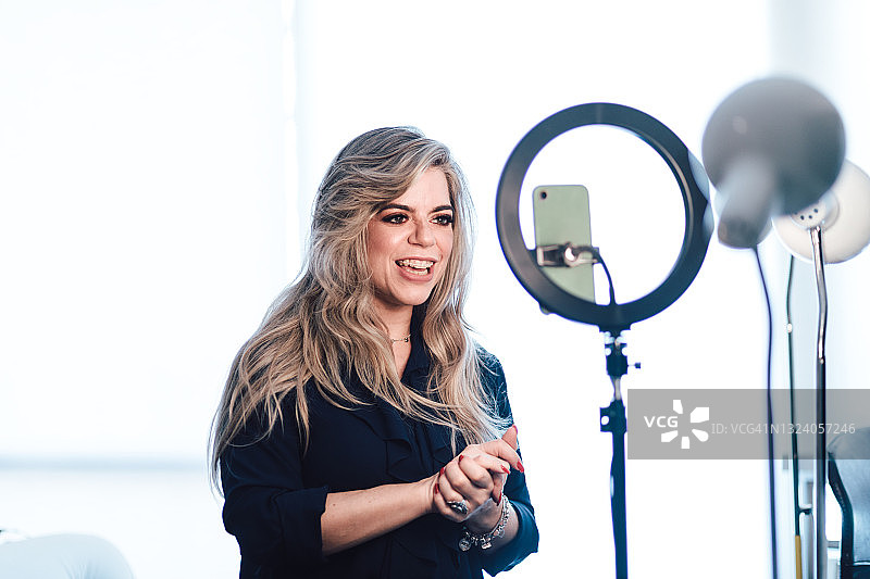 年长的女性视频博主图片素材